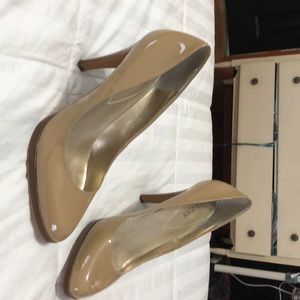 Guess tan heel